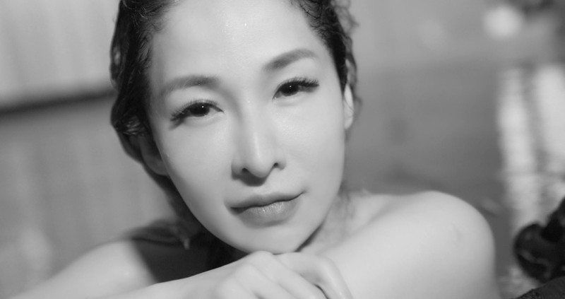 天后Elva蕭亞軒素顏曝光！泡水中4小時全身狂冒疹子，新歌MV燒掉千萬，天后大氣表示「作品好最重要」。