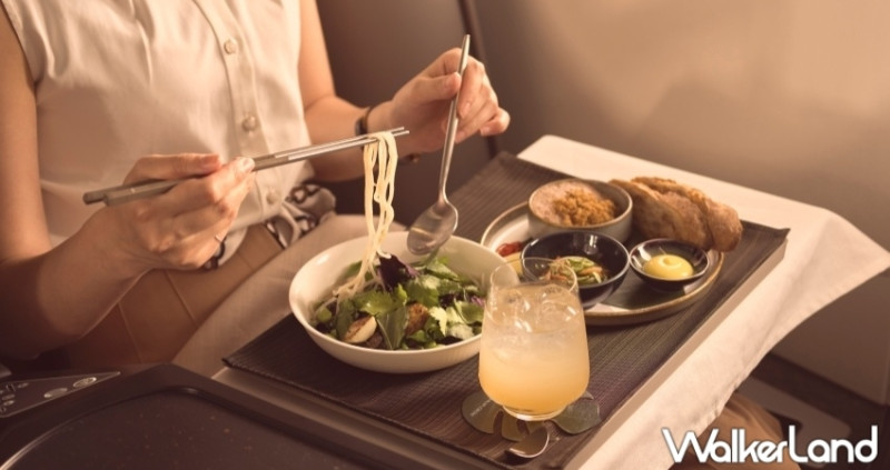 夢幻飛機餐開箱！星宇航空機上餐點曝光，超人氣名店Longtail、胡同燒肉、蜷尾家通通吃得到，一口氣飆升飛機餐的美味指數。