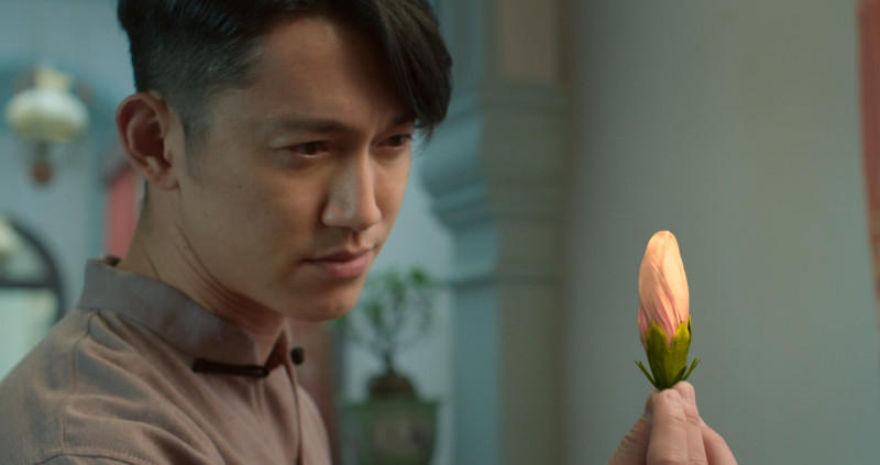 影帝吳慷仁秒變肉腳！「彼岸之嫁」扮500歲天庭守衛，殺進地獄法力全失，慘遭惡鬼打趴的他，一路上只能跟黃姵嘉相互取暖。