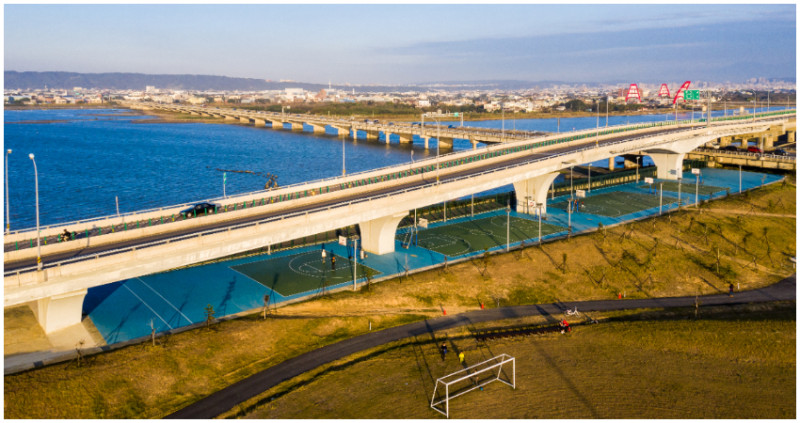 新竹市微笑水岸獲建築界奧斯卡「全球卓越建設獎」，刷新台灣公共建築記錄。