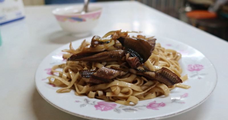 人生食堂 》 嘉義不只有雞肉飯！嘉義市內三家炭火鱔魚麵老店之一「西市」，獨門「特製骨仔肉炒鱔魚」噴香有勁，別處絕對吃不到。