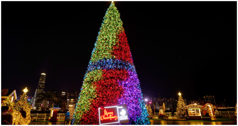 香港繽紛冬日巡禮，感受歡樂節慶氣氛，巨型聖誕樹及聖誕小鎮首度移師西九文化區。