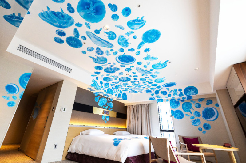 看著水母入眠！Cross Hotel京都與京都水族館合作推水母主題房，療癒你的心