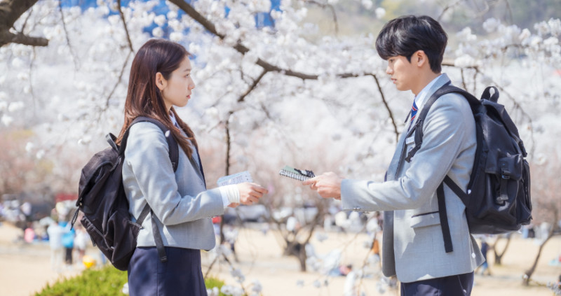 《低谷醫生》5大看點。朴炯植瘦回巔峰顏值，朴信惠當上醫生卻得憂鬱症，「既然倒下了，那就躺著吧」，療癒心靈雞湯逼哭觀眾。