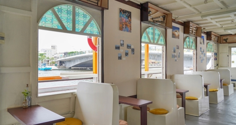 喝咖啡先上船！台南海上咖啡廳「舫 Home Cafe」，寵物友善、快帶毛小孩一起登船喝咖啡。