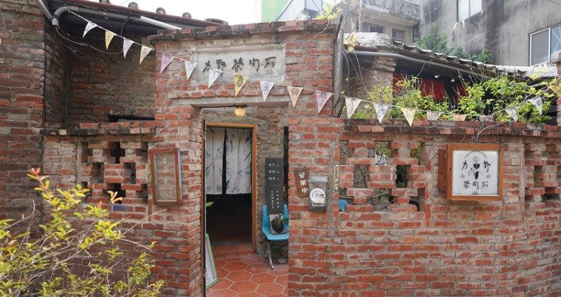 進駐百年古厝的鹿港茶館！「力野茶陶所」陶藝結合生活，來去古蹟喝下午茶、品嘗鹿港傳統糕點鳳眼糕。
