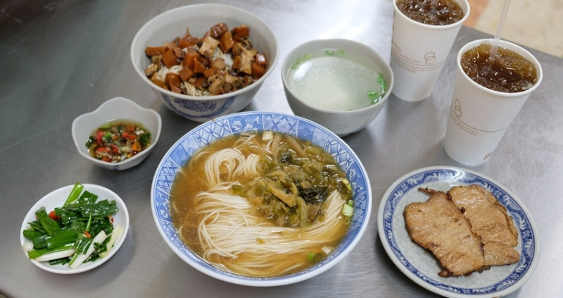 台中早餐就吃豬排麵！「上海未名酸梅湯麵點」74年老字號眷村麵店，台中米其林必比登推薦。