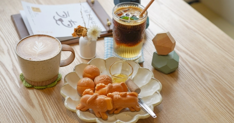 狗狗造型雞蛋糕也太可愛！「屋七咖啡所」藏在向上市場附近的日系咖啡廳、寵物友善，雞蛋糕點起來。