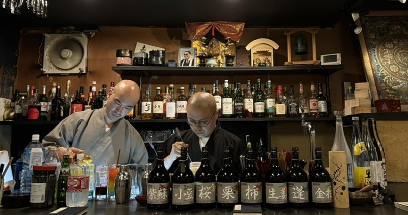 調酒師真的是和尚！超酷的東京酒吧「坊主バー」，有一字經和入棺體驗，調酒「極樂淨土」推薦必點。