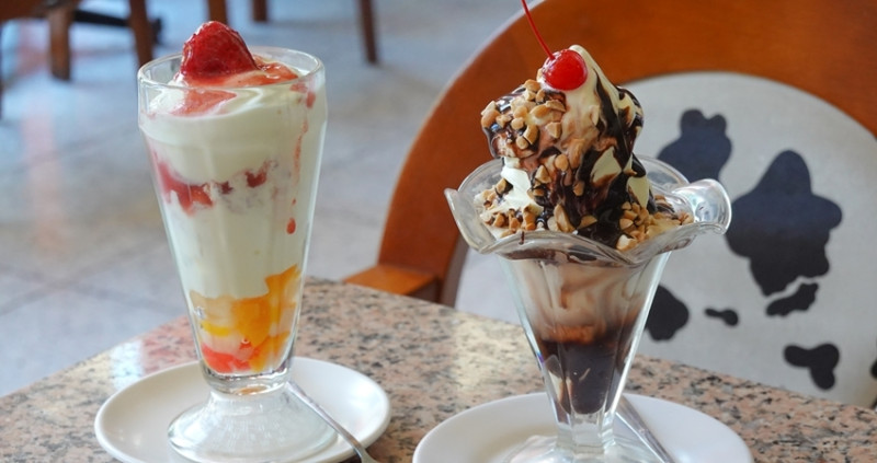 超過一甲子的美式冰店！高雄人從小吃到大「百樂冰淇淋」，經典巧克力聖代、香蕉船，每週家庭日享九折優惠。