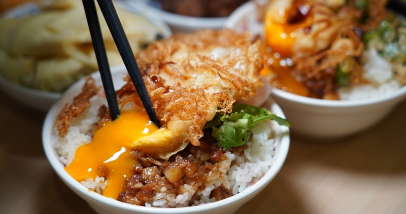 爆漿炸蛋魯肉飯來襲！免費雞湯喝到飽、炸蛋魯肉飯專賣店「魚日內人」，半熟炸鴨蛋搭配肥肉魯肉飯。