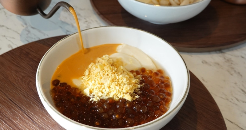 超美豆花店！手沖壺自己倒湯底、滿滿儀式感「嘉義壺豆花」，推薦招牌豆漿豆花、泰奶豆花。