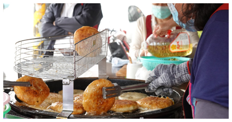 在地排隊名店！三十年蔥肉餅老店、一天只賣四小時「新化燒餅」，蔥肉餡滿滿，推薦加蛋更好吃。
