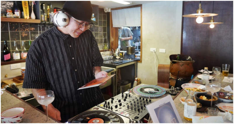 下午也能Chill！日洋料理「小缽筷」聯手「感傷唱片行」打造「夏日午後小食小酒音樂企劃」，享受微醺午後，夏季菜單搶先看。