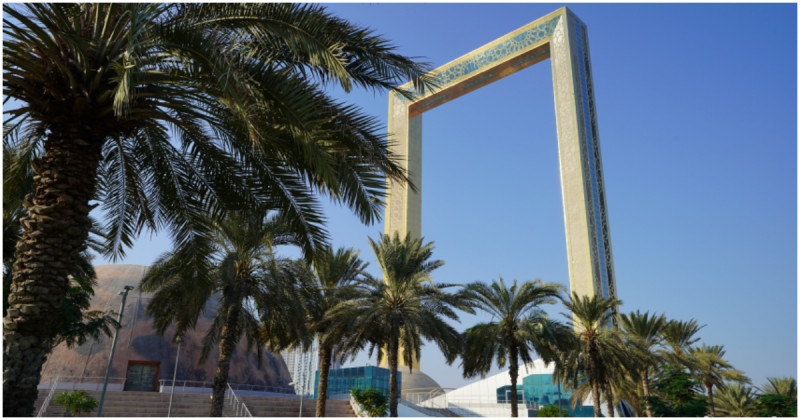 杜拜景點就是狂！50樓高鍍金相框「黃金相框」，在世界最大相框俯瞰杜拜。