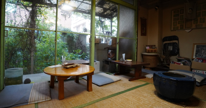 文青、貓奴一定愛！昭和風大分巷弄咖啡廳「珈琲を愉しむ店ばんぢろ」，兩隻黑貓陪你喝咖啡。