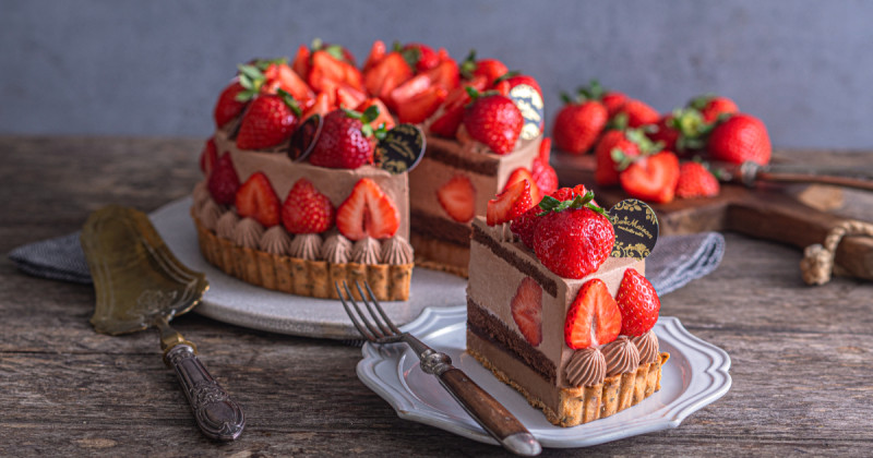 橫濱紅磚倉庫變身成草莓樂園，限時24天閃耀登場，草莓控的美味天堂。