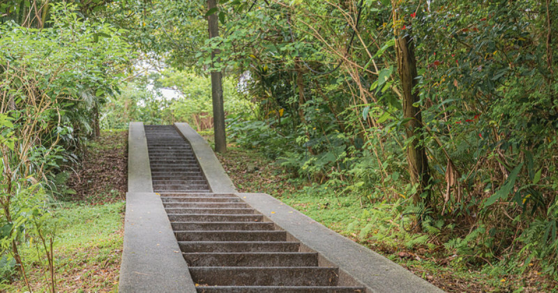 免費玩基隆景點7大推薦！基隆人私藏「3分鐘攻頂步道 360度景觀平台」，懶人玩基隆先看。