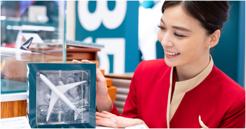 哩程數翻倍全攻略！巨型A350飛機模型現身南港LaLaport 國泰航空快閃店。