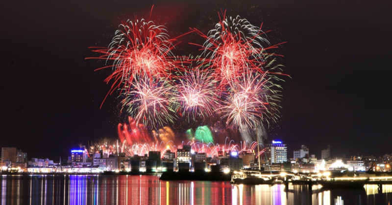澎湖花火節5/5盛大登場！雄獅推VIP席位「無死角煙火秀」早鳥自由行萬元有找。