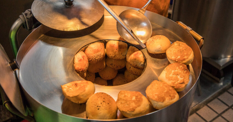 瑞芳銅板美食推薦7選！瑞芳人激推80元牛肉麵 秒殺胡椒餅，去膩九份老街跟著吃。