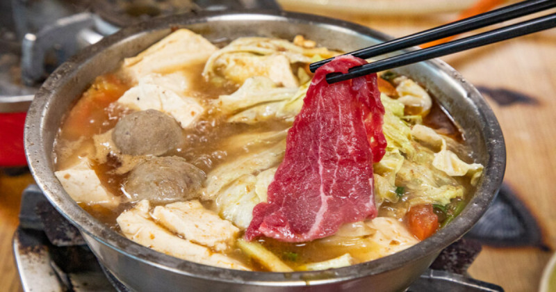 新竹城隍廟美食清單！新竹人狂推9大必吃排隊美食，汕頭火鍋 鴨肉飯帶你吃。