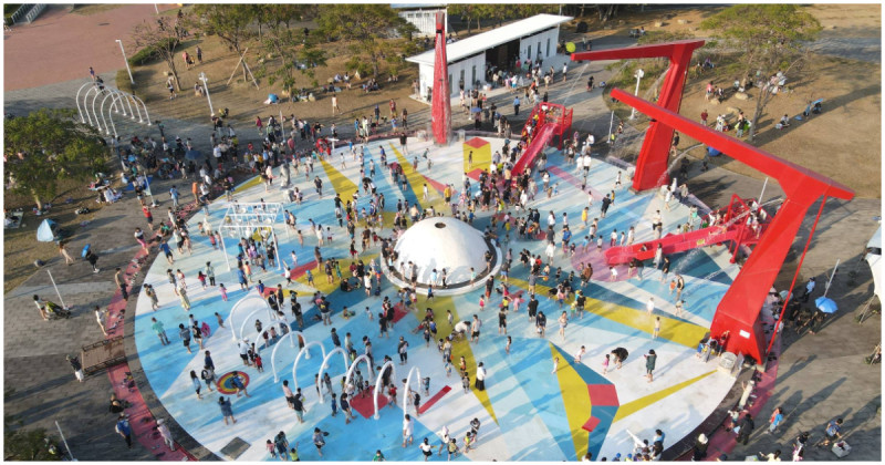 高雄8000坪免費水上樂園！布魯樂谷復刻版完工時間曝，滑水道、水上鞦韆夏天嗨玩。