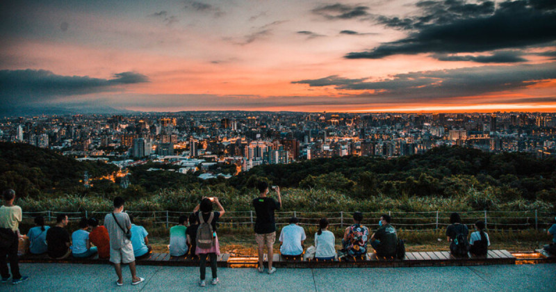 桃園夜景必看7大景點推薦！最美夜景公園 玻璃屋景觀餐廳，情侶約會先卡位。