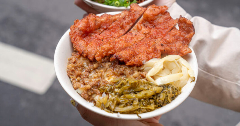 中正紀念堂美食9間推薦！南門市場刀削牛肉麵 魯肉飯老店，台北人美食清單上。