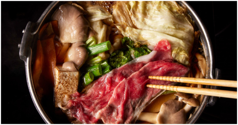 黑毛屋火山壽喜燒480元爽吃A5和牛！番茄鍋×粉嫩素麵，鍋物控夏天新選擇。