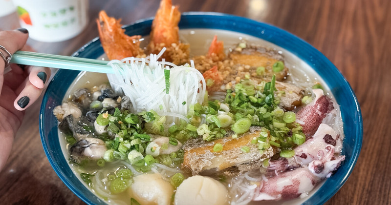 宜蘭海景餐廳推薦！煎炸的魚 腳滑的螃蟹 霸王米粉湯菜單必點，高CP值海鮮餐廳。