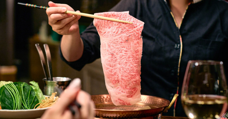 信義區火鍋新開店！黑毛屋本家免費送日本A5和牛，海膽鍋限定搶吃。