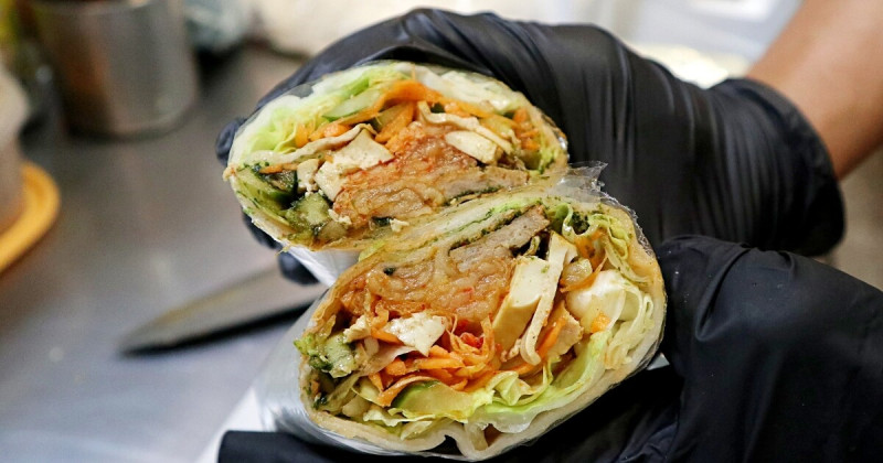 公務員變身潤餅職人！潤意門陳老闆拋下捷運制服，用創意潤餅「泡菜燒肉、卡拉雞」顛覆潤餅新吃法。