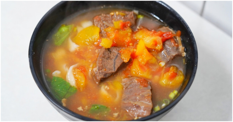 南港美食推薦！奇味番茄牛肉麵 網友激推台北最好吃的番茄牛肉麵，滷味也要點起來。