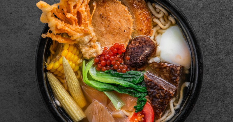 普橘島主廚Joe完美重現最強台南味鍋燒意麵！柴魚昆布湯底蘊藏大海鮮甜，更有分子料理素鮭魚卵顛覆你對蔬食料理的想像。