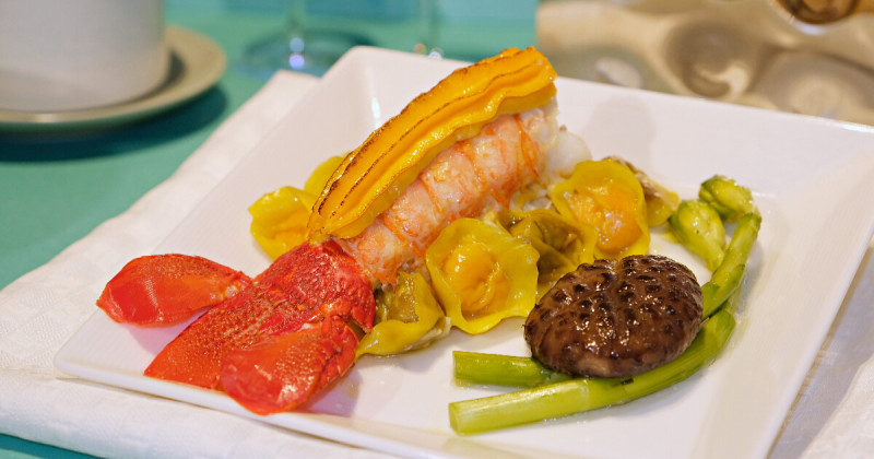 長榮航空再進化！最新聯名過夜包 睡衣整套帶走，全新飛機餐飛紐約就有。