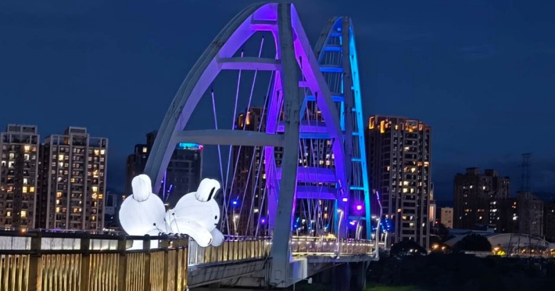 新莊人快衝！新月橋期間限定「兔兔Q」療癒登場，4.7公尺高巨型氣偶成中秋打卡熱點。