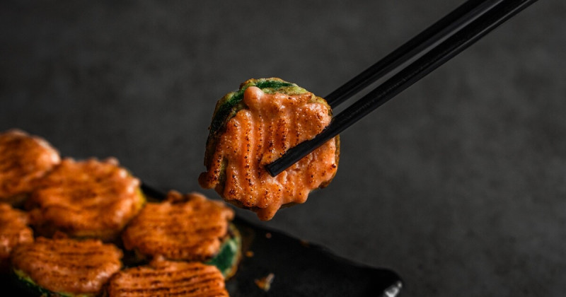 居酒屋神級美味竟能在家神還原！普橘島私廚教你如何用明太子醬讓櫛瓜華麗變身成完美下酒菜。