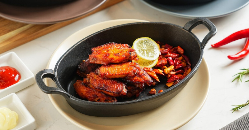 招牌逸林滷味、香烤魔鬼辣雞翅買一送一！台北La Salle森酒吧農曆七月限定「百鬼夜行」主題。