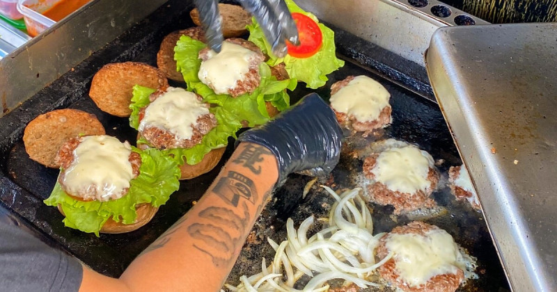 必吃美食mini B漢堡餐車 的樸實逆襲！堅持黃金比例，要讓漢堡控品嚐最真實的美式暴力美學。