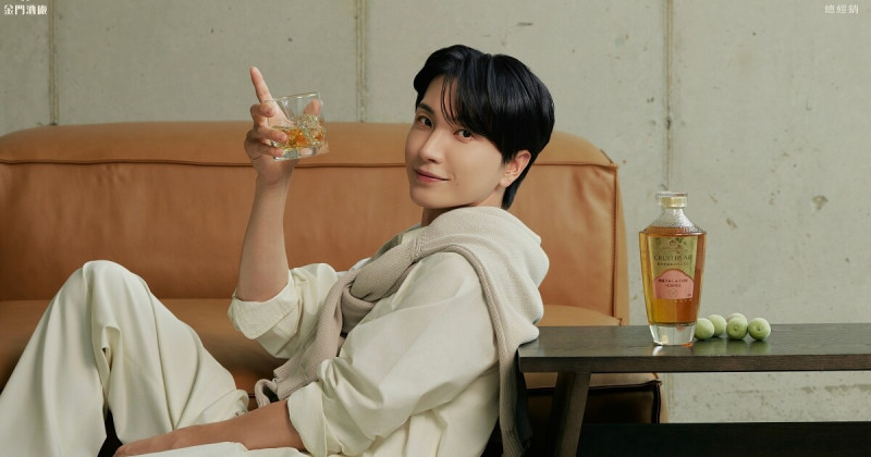 黑松聯手金門酒廠與CHOYA打造「創世者×CHOYA桶陳金門高粱酒」！利特代言限量上市便利商店同步預購。