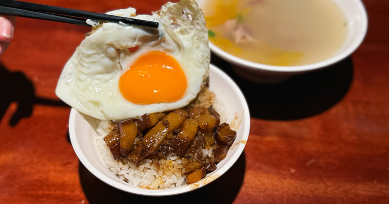 台北車站必吃滷肉飯！大稻埕魯肉飯 在地60年老店、點餐必加半熟蛋，北車後站美食推薦。