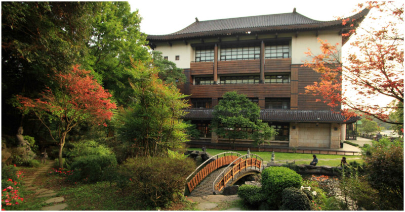 金秋連假精緻一日遊，金氏世界紀錄TM 最大千手觀音暨《印象．恩師》紀念展。