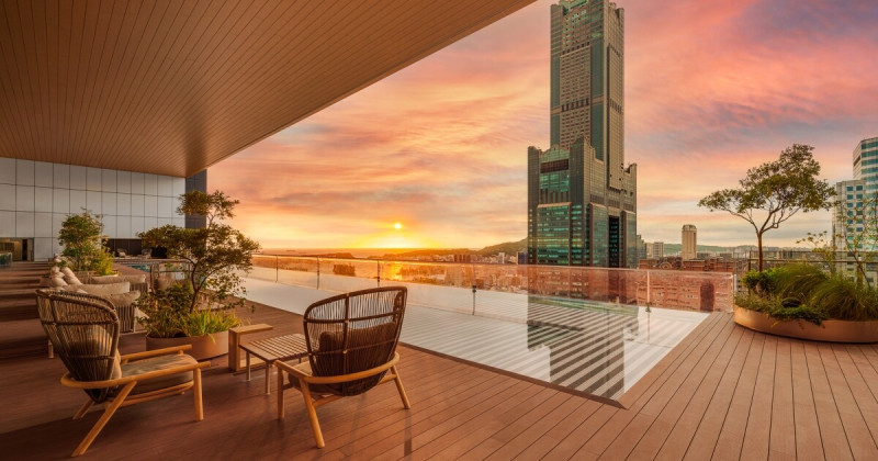 高雄承億酒店推出極致感官雙重饗宴！在高空泳池旁品嚐創意午茶，於星空下品嚐泰南風味宵夜。