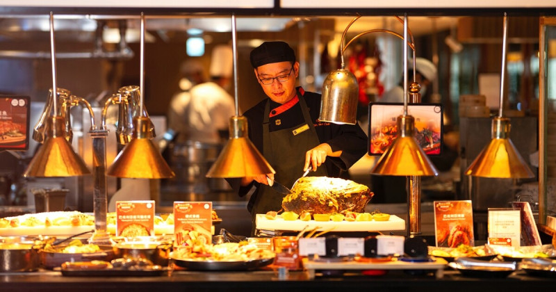 2025台北德國啤酒節美食嘉年華！遠東香格里拉遠東Cafe限時推出，炭烤德國豬腳 牛小排 吃到飽。