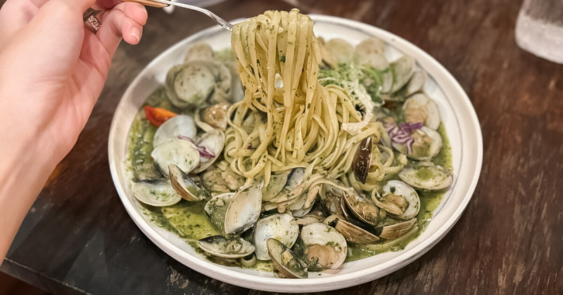 基隆正濱漁港美食推薦！河豚很多 在防空洞裡面吃飯，義大利麵、窯烤披薩都有。