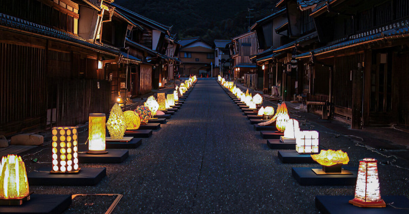 日本最美古鎮燈會，岐阜縣美濃和紙燈藝展與紅葉季，雙重享受300盞手作燈籠和火紅楓葉。