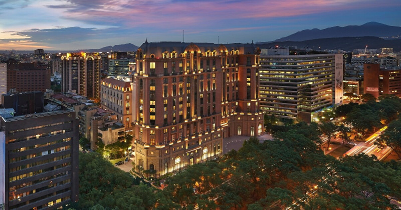 酒店界奧斯卡「米其林星鑰」首屆評選出爐！台北文華東方酒店以傳奇服務與奢華體驗，勇奪台灣首批一星鑰殊榮。