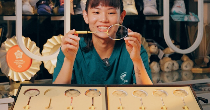 戴資穎214週球后傳奇再現！VICTOR限量推出歷代戰拍迷你收藏組全球僅2140組開賣。