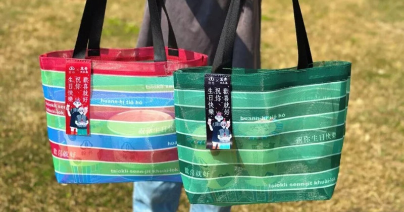 翰林珍奶買一送一喝到10月底！萬秀洗衣店聯名「復古茄芷袋」限量搶。